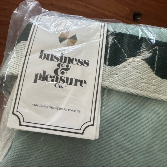 The Holiday Cooler Tote Bag Rivie Green by Business and Pleasue BRAND NEW - Picture 6 of 8